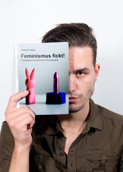 Patrick Catuz mit seinem Buch „Feminismus fickt!“ Patrick Catuz mit seinem Buch "Feminismus fickt!"